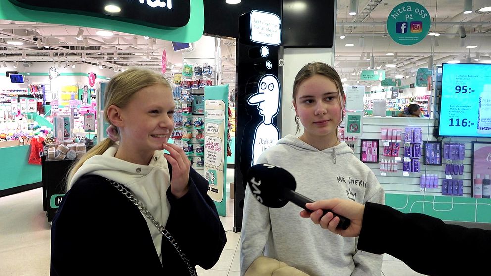 bild på två unga tjejer som står utanför en butik och berättar om sina hudvårdsrutiner.