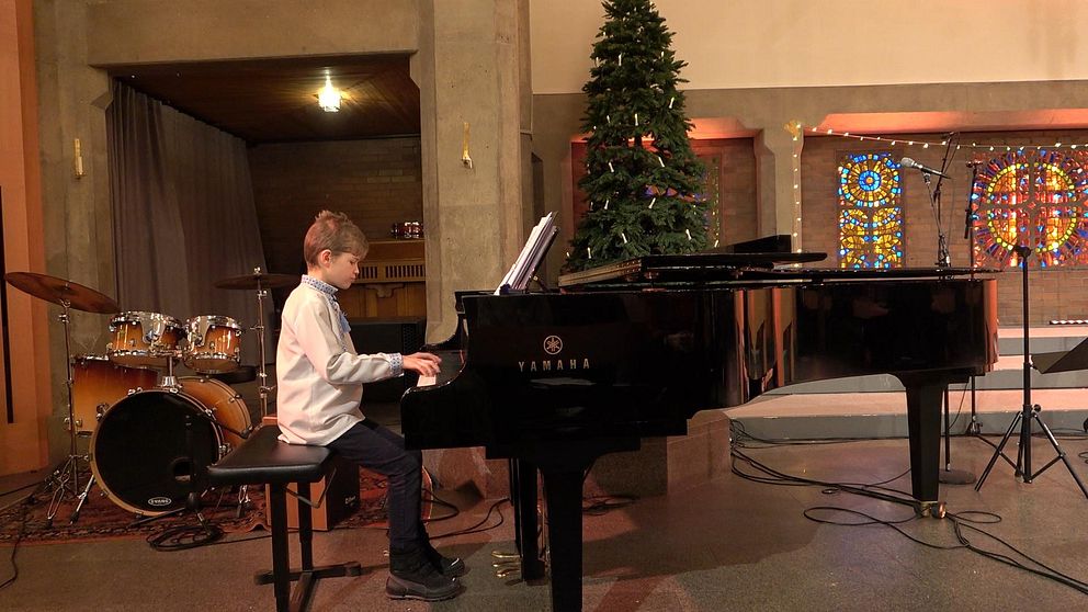 Mikola från Ukraina spelar piano i Betlehemskyrkan