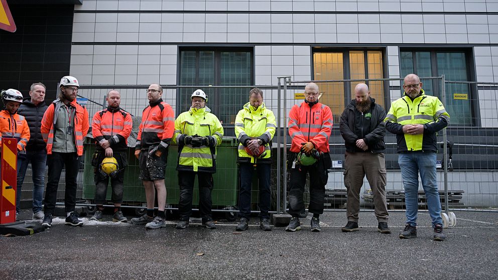 Byggarbetare under tyst minut i Solna