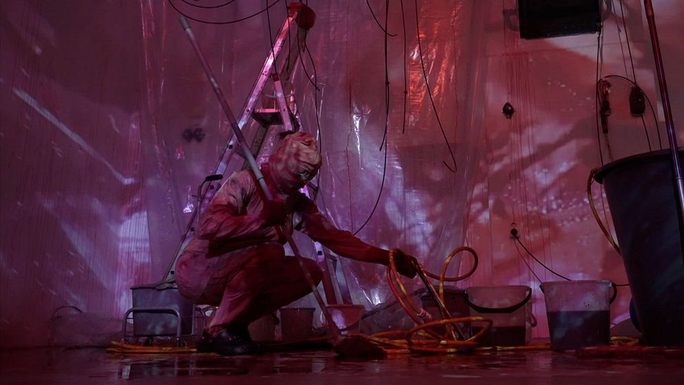 En stillbild ur performanceverket ”Iwillmedievalfutureyou2”
