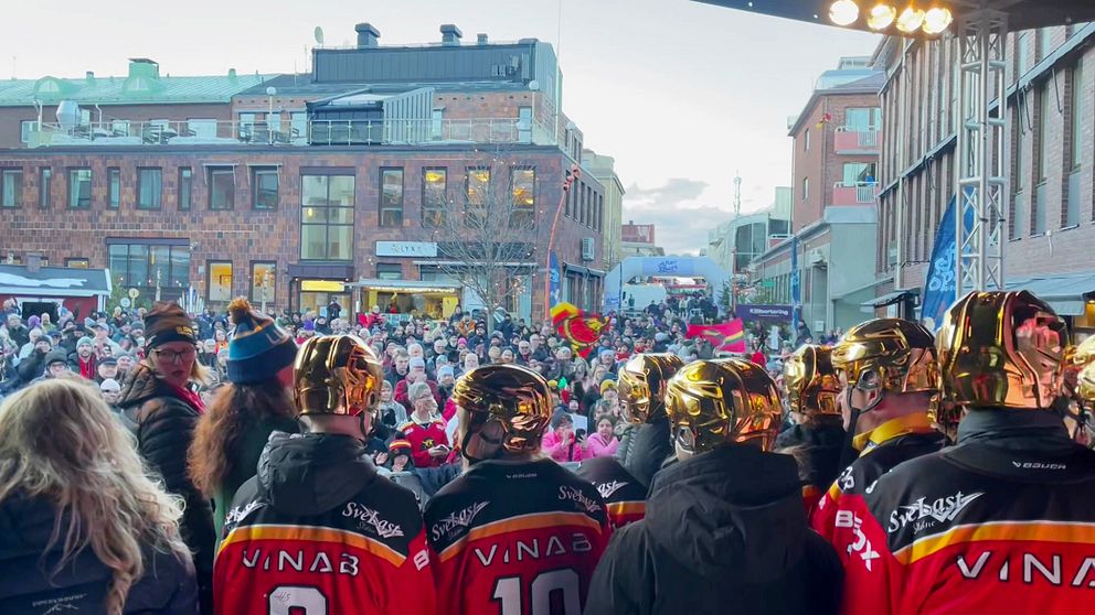 Luleå hockeys damlag firar guldet på scen framför hundratals åskådare.