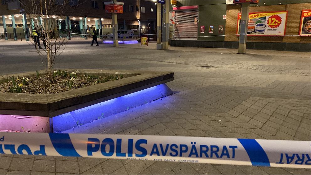 En bild på ett avspärrat torgmed patrullerande poliser i Nyfors.