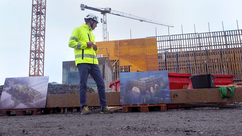 En man står vid bygget av Göteborgs nya stationshus.