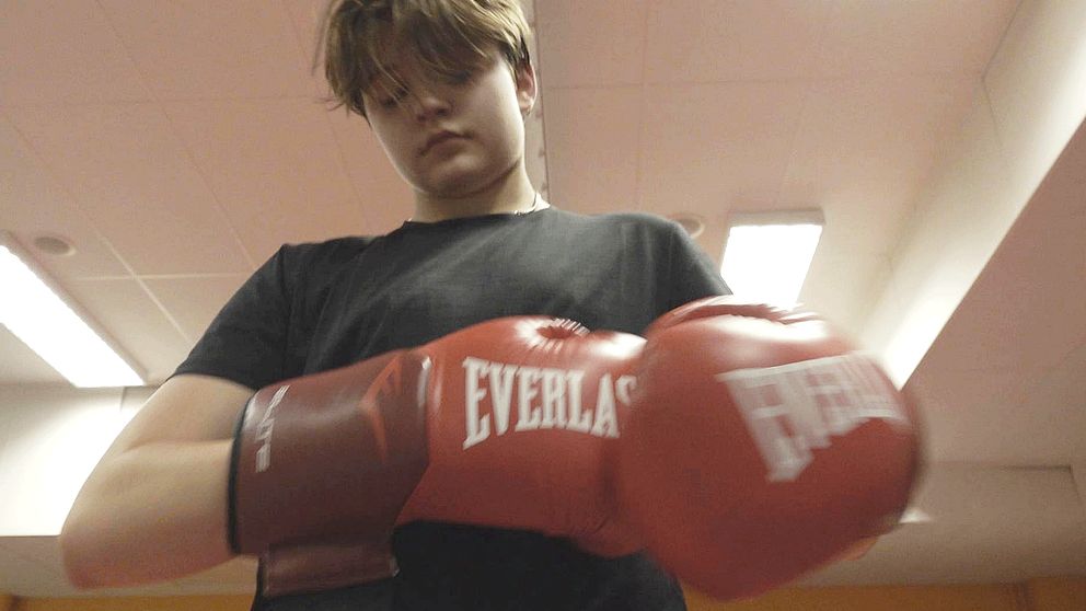 tonårskille med boxarhandskar