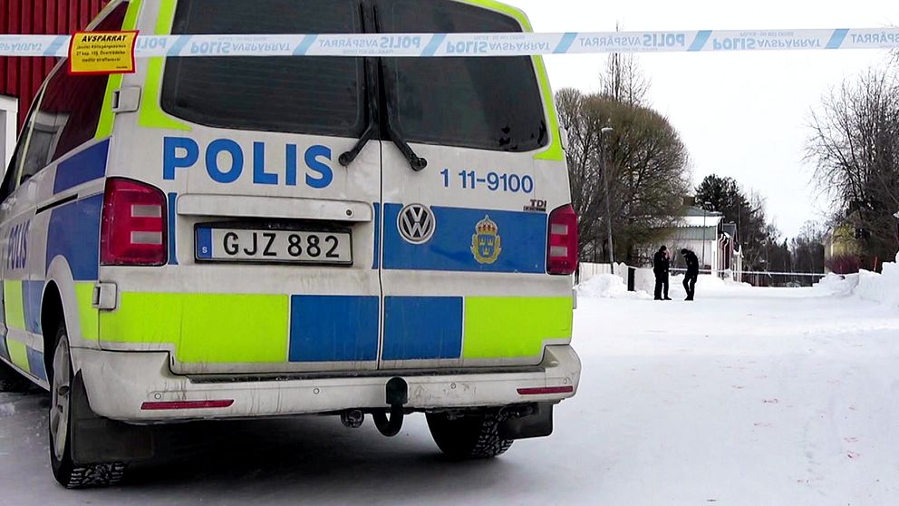Dubbelmordet i Luleå. Bild på polisbil från i vintras.