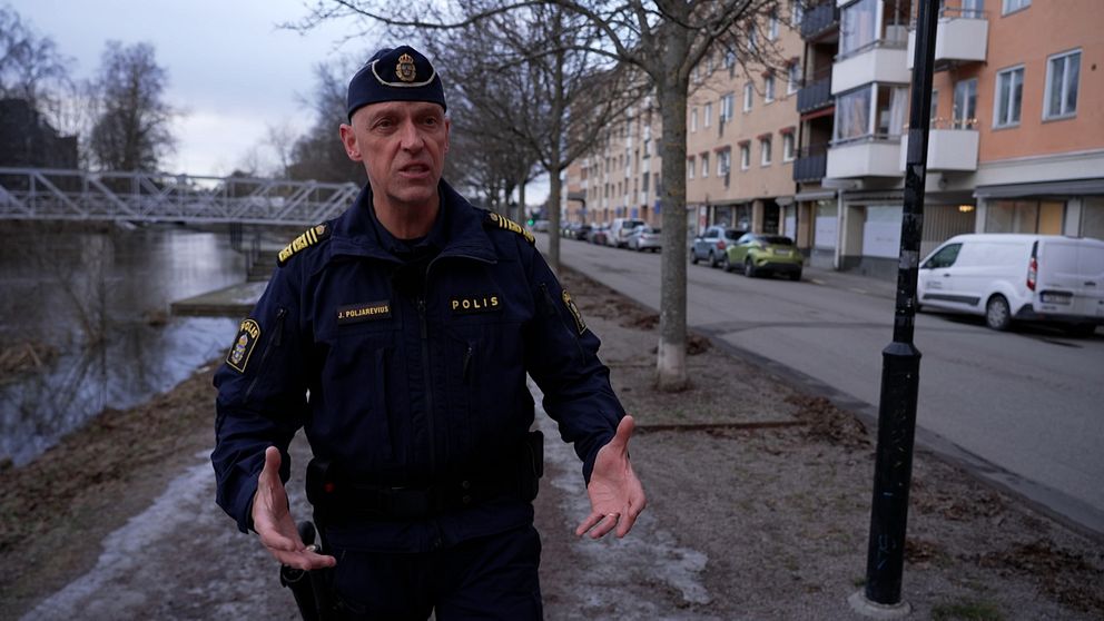 Polis går på gatan.