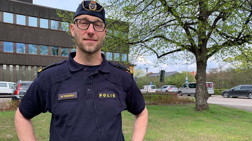 Kommunpolisen Marcus Tengvall står utanför polishuset i Falun