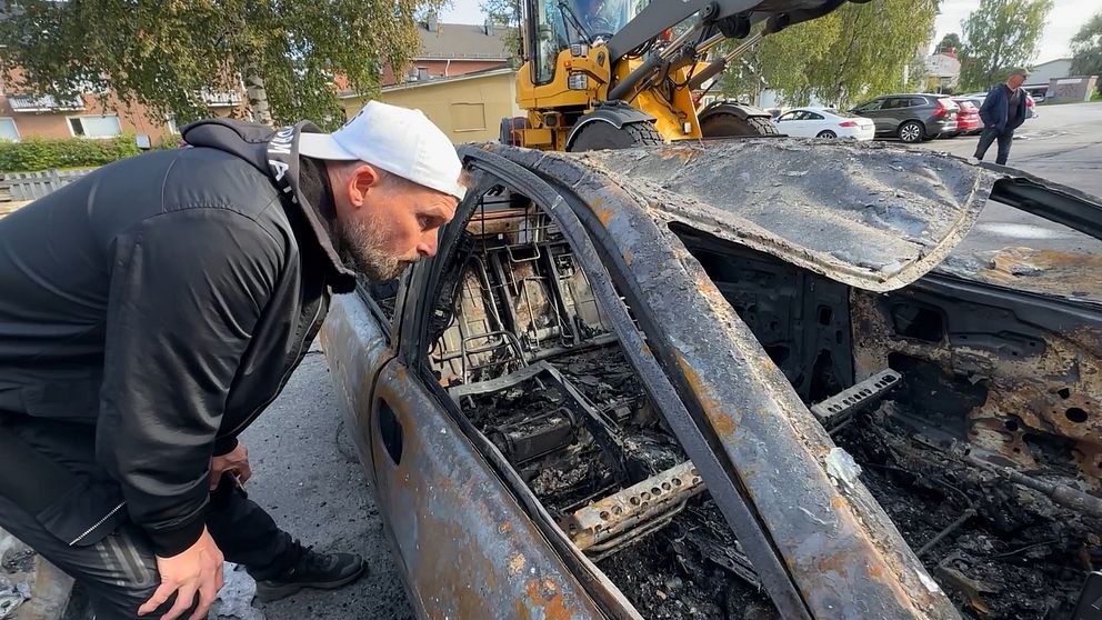 Bil totalförstörd efter brand