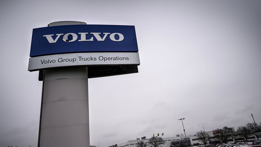 En skylt med Volvos logotyp utanför fabriken i Tuve.