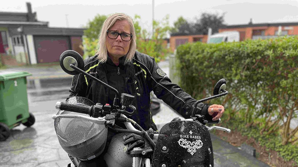 Kvinna sitter på motorcykel