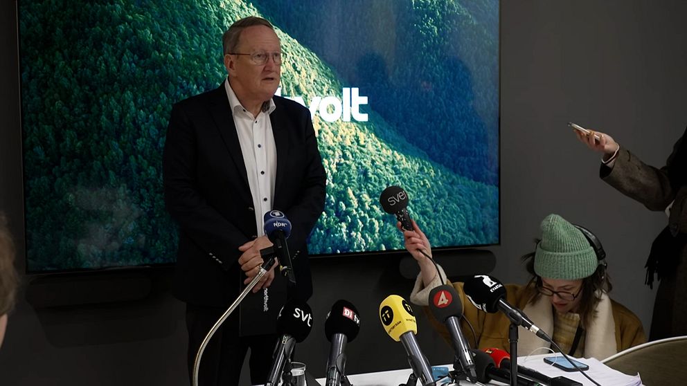 Northvolts interimsordförande Tom Johnstone under preskonferensen, framför honom är flera mikrofoner.