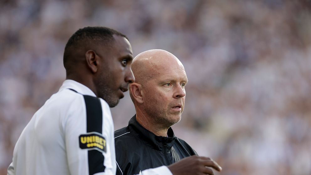 AIK:s assisterande tränare Henok Goitom och chefstränare Henning Berg tidigare under säsongen.
