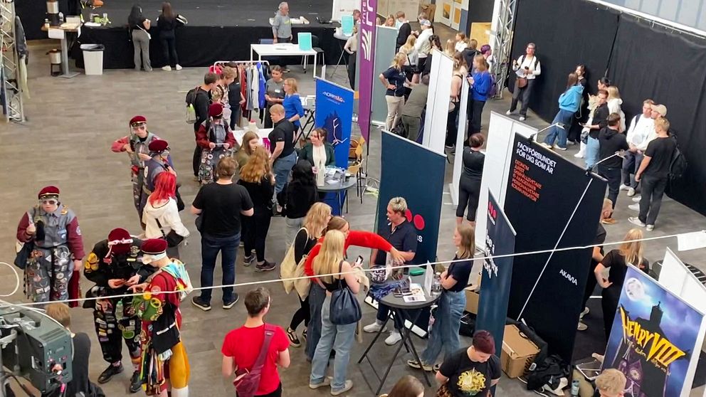 Flera studenter vid olika montrar på Luleå tekniska universitet.