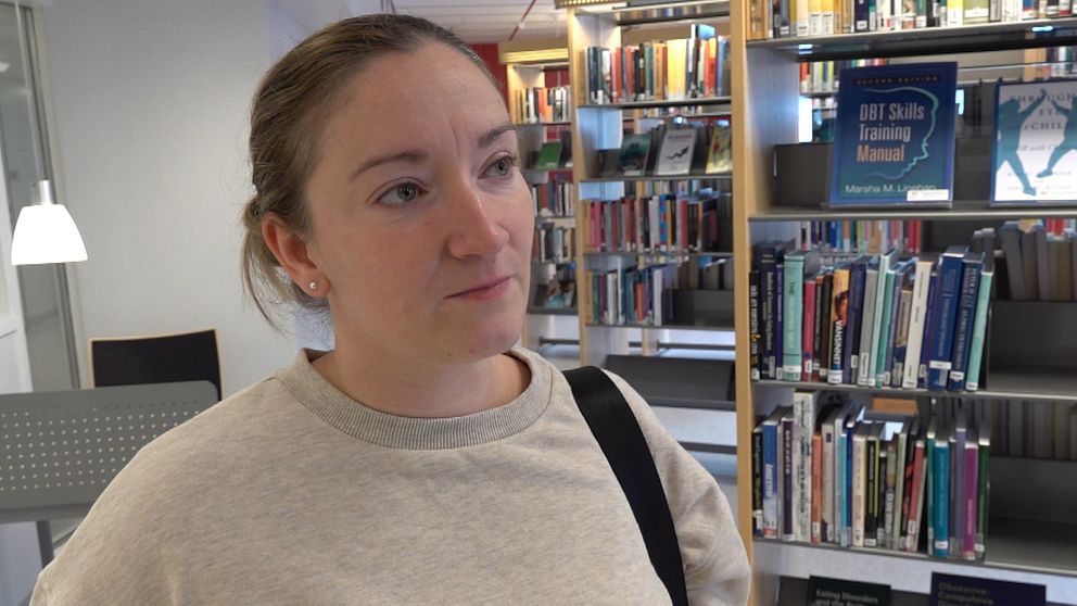Bilden visar barnmorska Kristina Fagerkvist inne på Mälarsjukhusets bibliotek