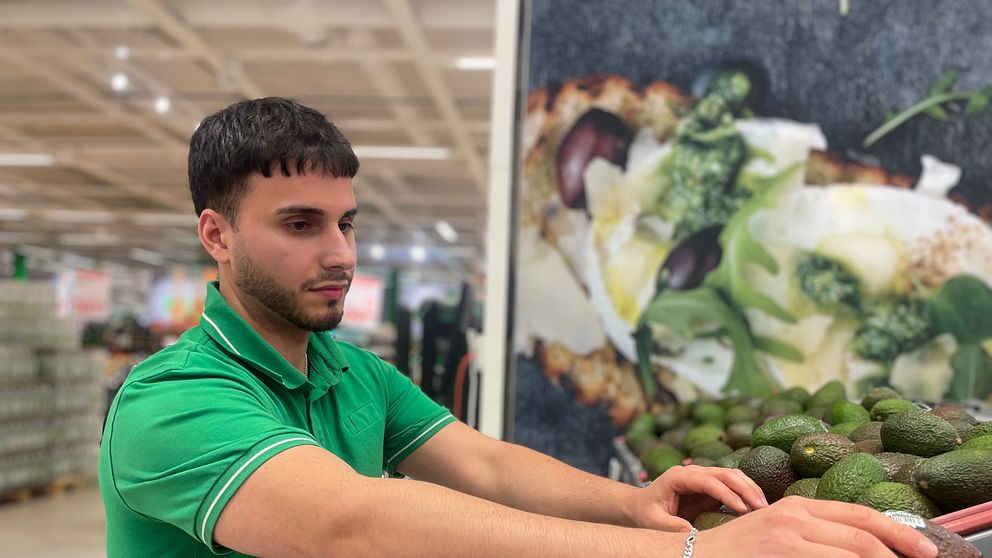 Taissir Al-Kassas, butiksbiträde, sträcker sig efter några avokados som han tänkt skanna i den nya maskinen.