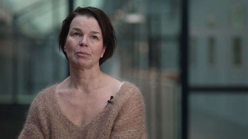 Musikern Anna Järvinen har precis släppt sin andra bok Otrygg. Det är en självbiografisk skildring som till stora delar handlar om hennes relation till sin mamma som drabbats av demens.