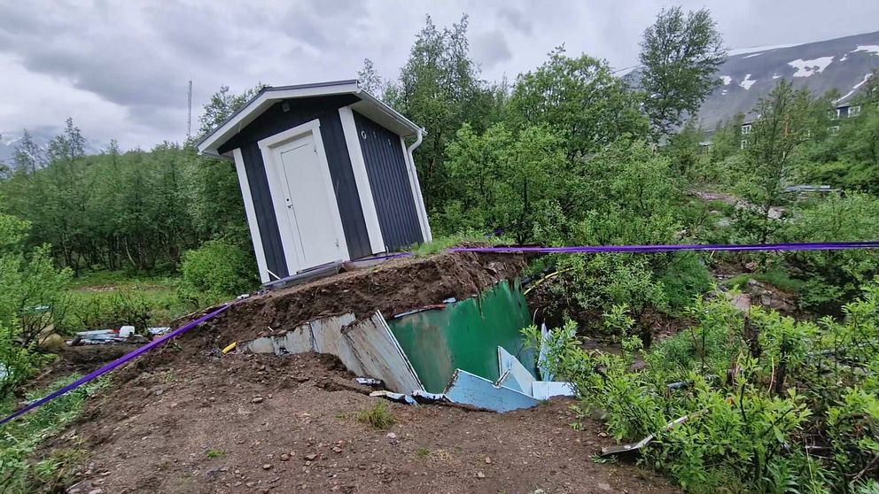 Kebnekaise fjällstations pumphus som flyttat på sig. Marken under har fläkt upp sig.