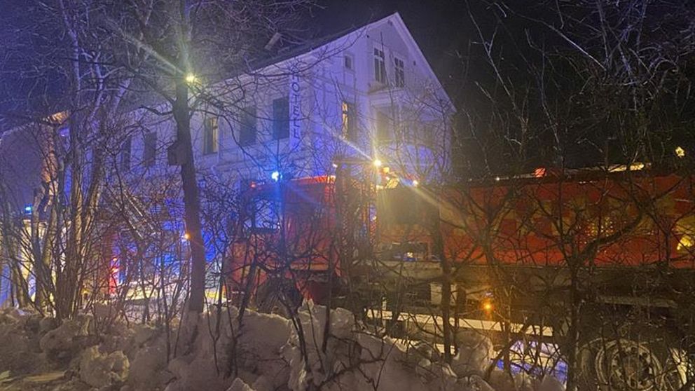 Räddningsfordon utanför hotell Amber i Luleå.