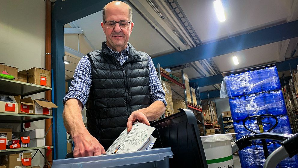 Peter Ekelund, företagare i Dalsjöfors, packar produkter för hemberedskap.