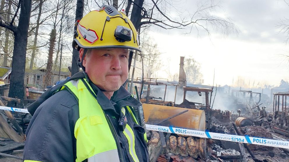 Räddningstjänsten på plats vid Äventyrslandet i Halmstad efter branden.