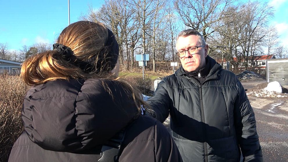 reporter intervjuar anonym boende i stadsdelen Klockaretorpet