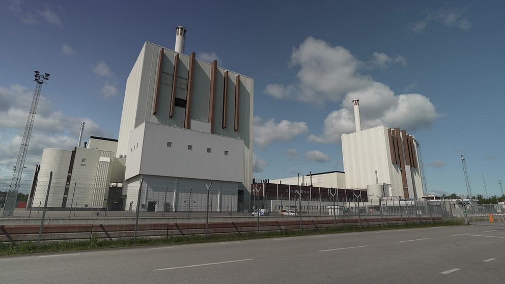 Ett kärnkraftverk som reser sig mot en blå himmel.