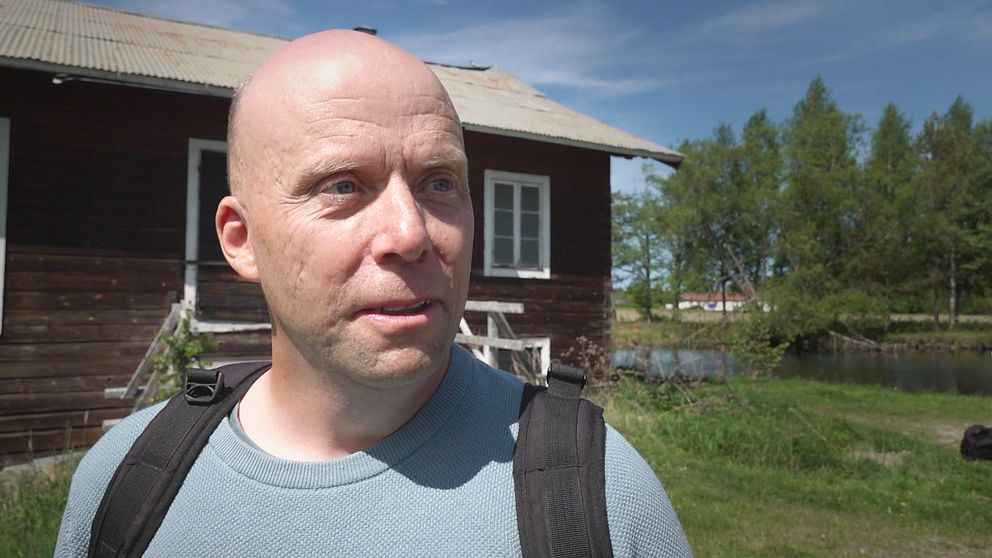 Hans Sjöberg, handläggare på Länsstyrelsen Gävleborg, framför Kvarndammen i Bergby.