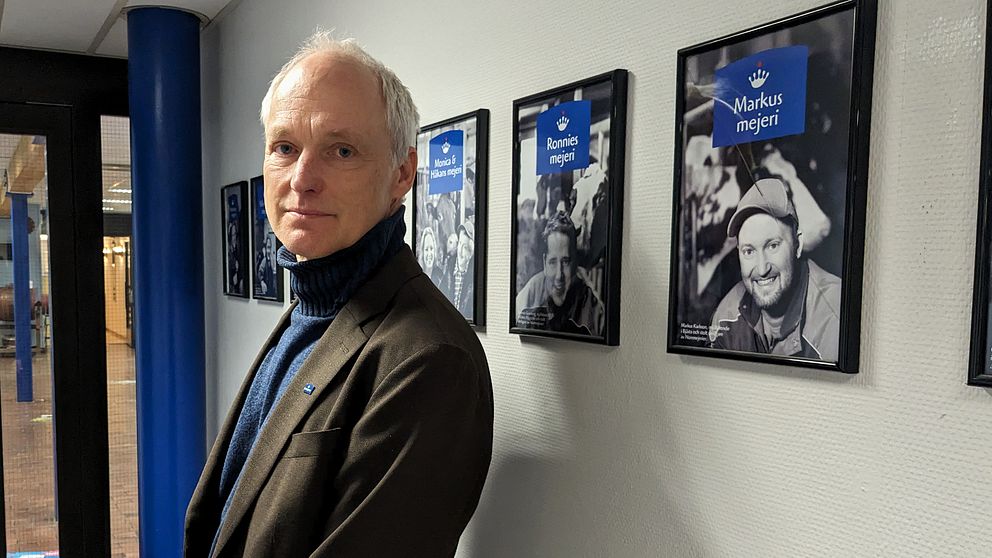 Norrmejeriers vd Gerhard Bley står i en korridor i Umeåmejeriet