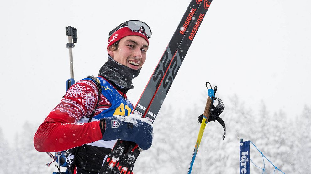 Anton Ivarsson, Tullus Skyttegille, jublar Estlands Karl Ramnses Tiislär tävlar i herrarnas SM i kortdistans över 15 km under Sverigepremiären i skidskytte den 11 november 2023 i Idre.