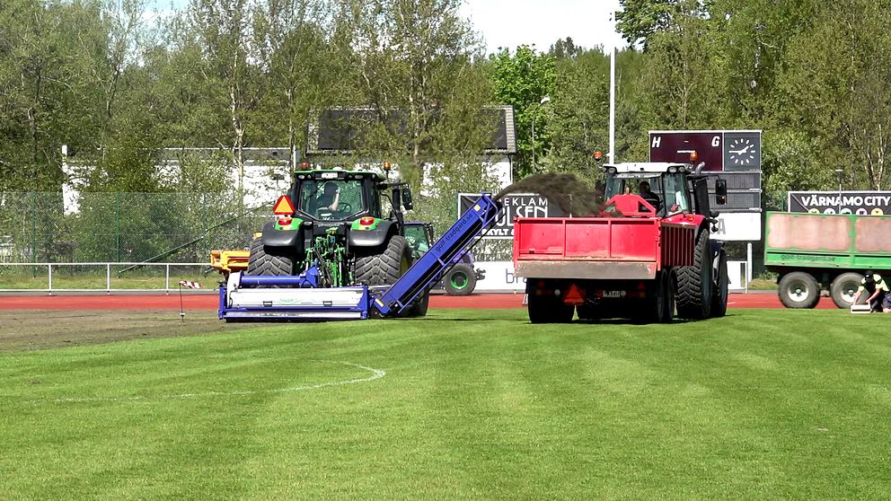 Traktorer på fotbollsplan