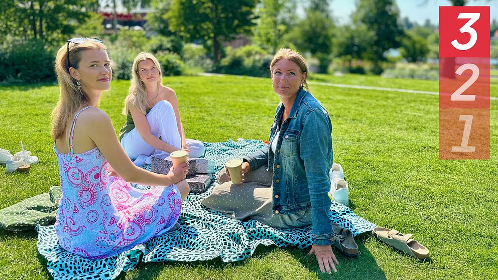 Familj njuter i park i Umeå.