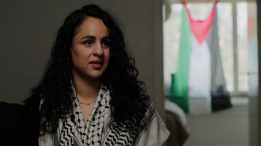 Sabrin El Hassi intervjuas, Palestinaflagga syns i bakgrunden.