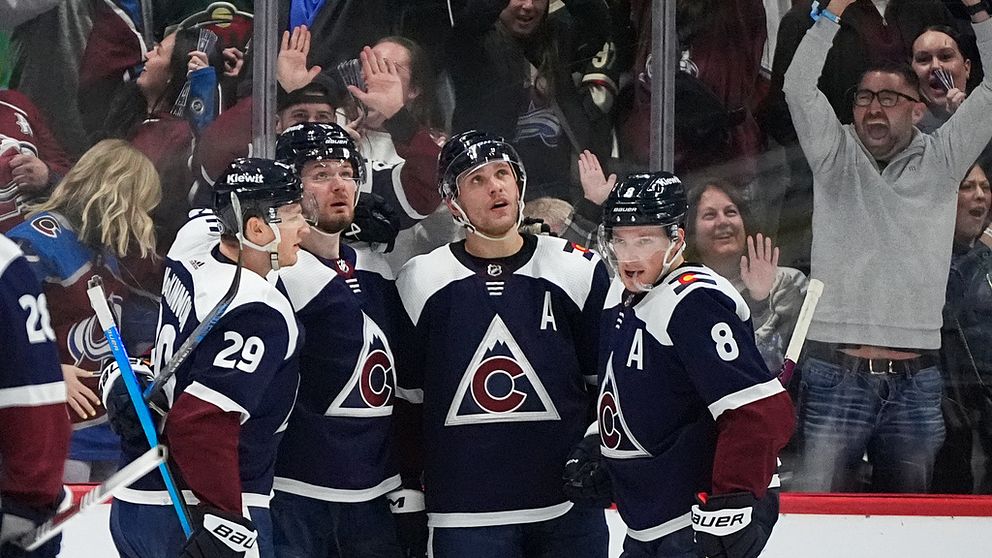 Poängkungen i NHL Nathan MacKinnon utökade sin poängsvit till 32 matcher.