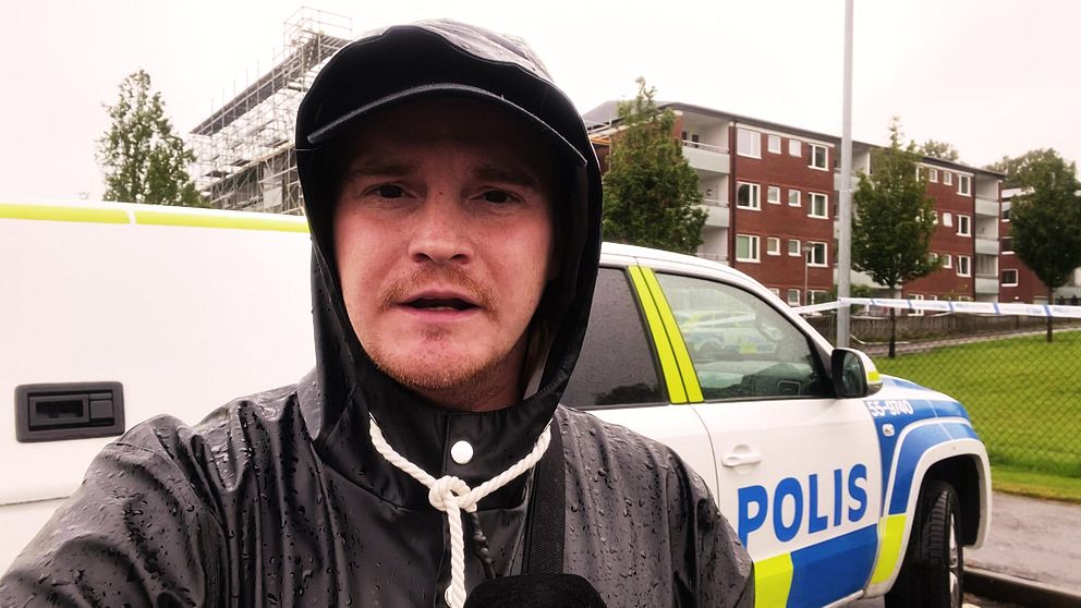 Reporter Casper Sewerin framför avspärrning.