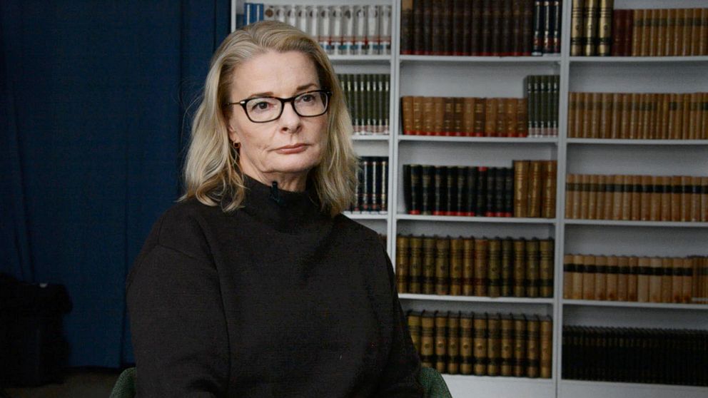Skolminister Lotta Edholm (L) sitter framför en bokhylla