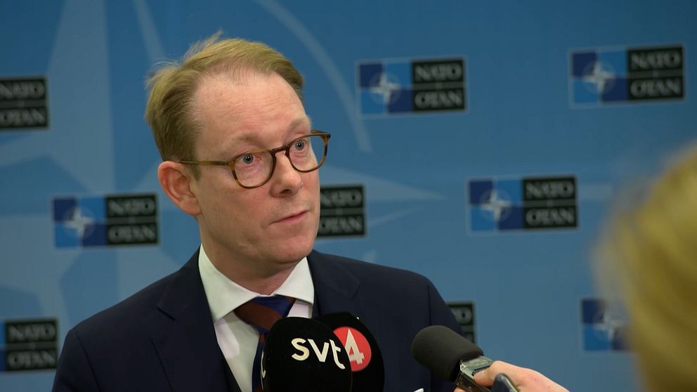 Tobias Billström blir intervjuad.