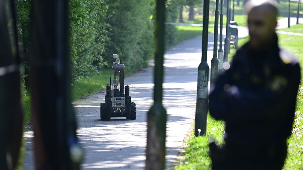 Polis och bombrobot på plats och söker med hund vid en villa på Rosengård i Malmö