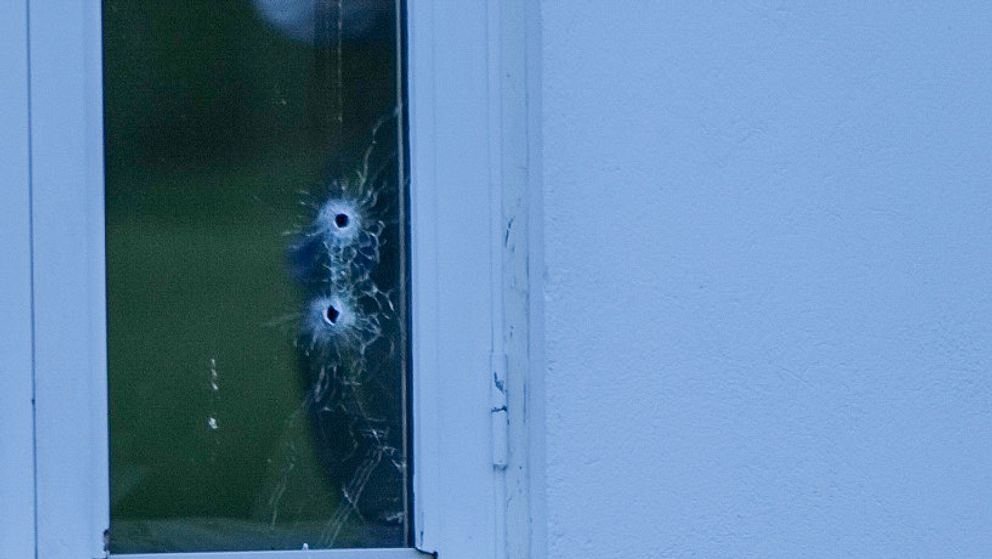 Skotthål i ett fönster efter en skottlossning i Staffanstorp