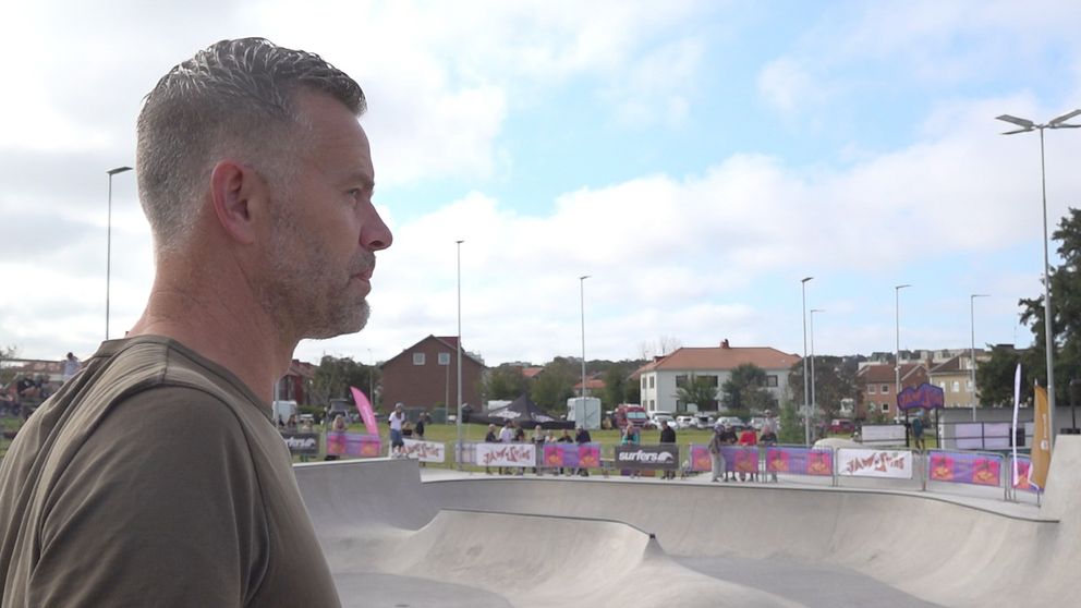 Näringslivsdirektören för Varbergs kommun, Martin Andersson, på plats vid den nya skateparken.