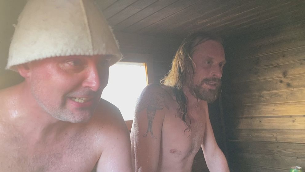 Att bada bastu är en livsstil, tyckte gubbarna som kröp in och värmde sig när Stockholms stad rullat fram en bastu på hjul i Hässelby.