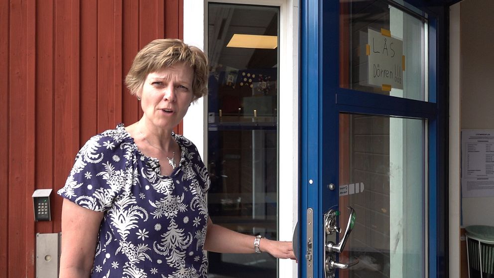 Kvinna står fram för en dörr på skola i Älmhult