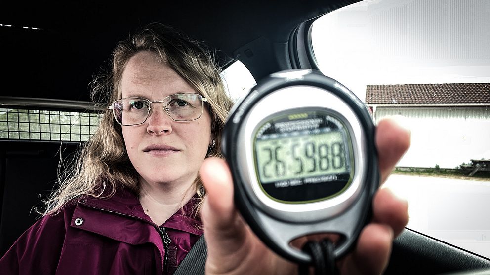 Skyddsombudet Johanna Håkans håller upp ett tidtagarur som visar att hemtjänsten i Mora inte hinner i tid mellan brukarna.