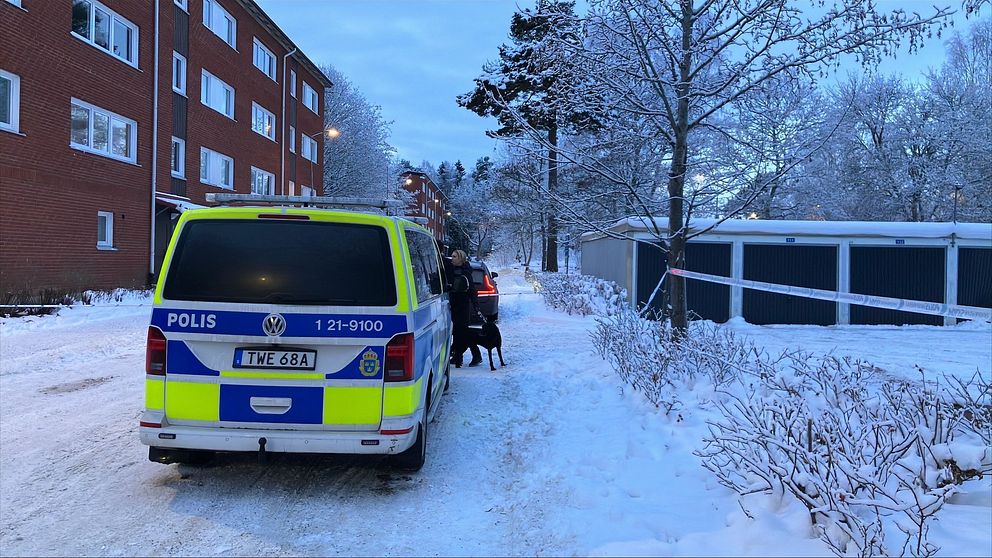 Polisbil på en snöig väg.