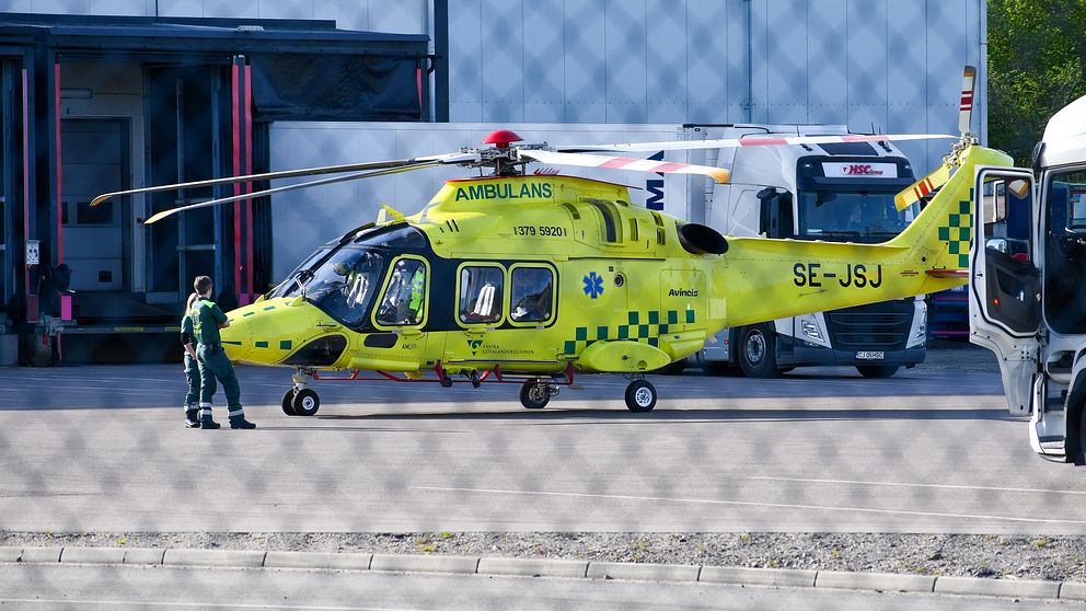En ambulanshelikopter utanför Dafgårds fabrik i Götene kommun.