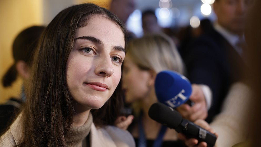 Se applåderna efter avgörandet om misstroendeförklaringen av Romina Pourmokhtari.