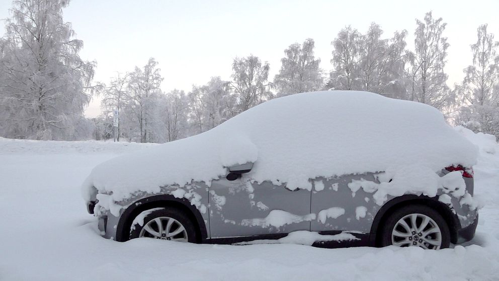 Bild på bil i Luleå täckt av snö