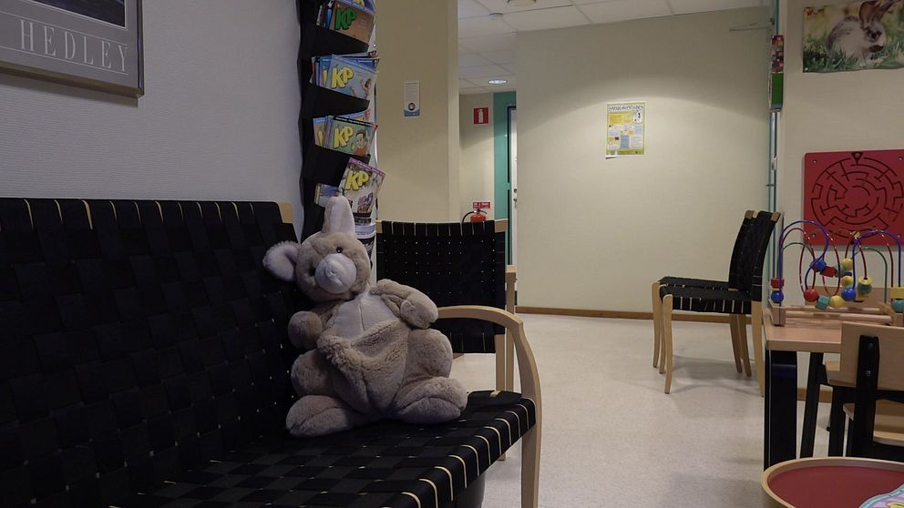 Väntrum barn- och ungdomspsykiatrin. Soffa med gosedjur. Leksaker