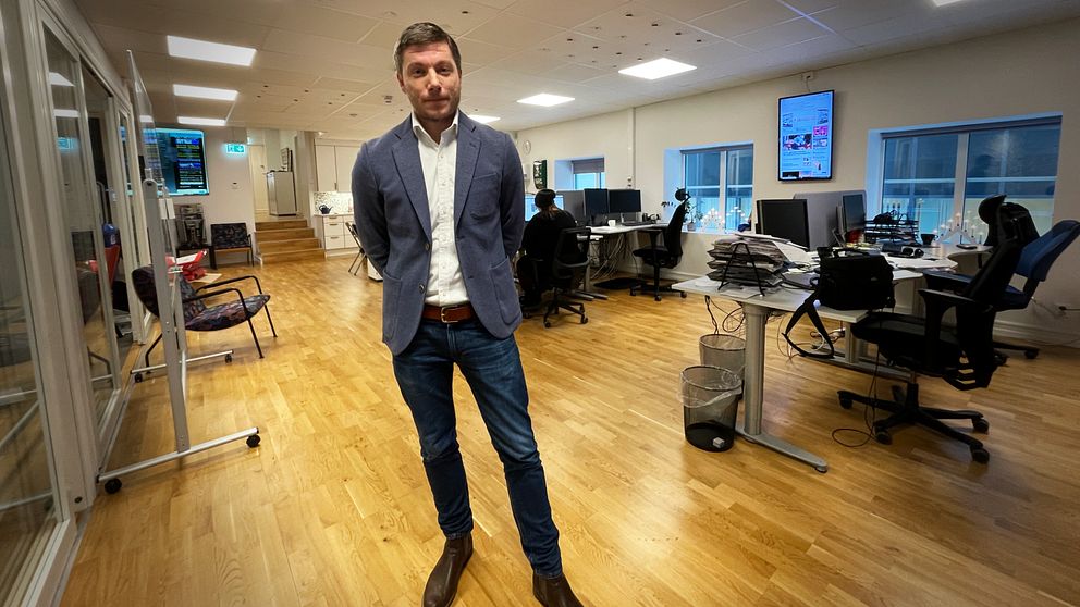 Medelålders man iklädd kavaj i kontorslandskap.