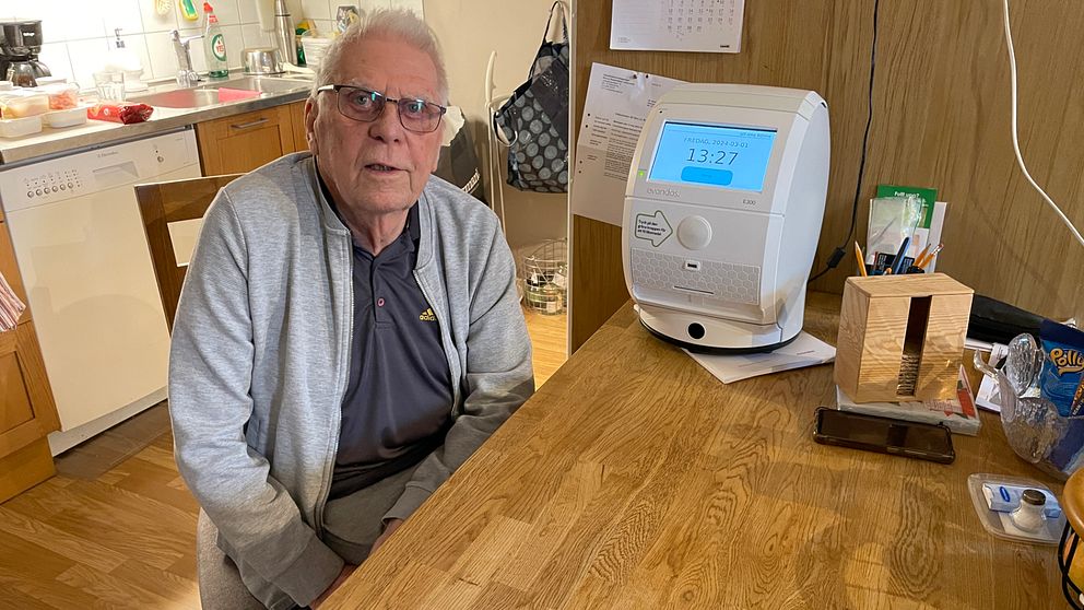 Ulf Böhme sitter vid sin läkemedelsrobot.