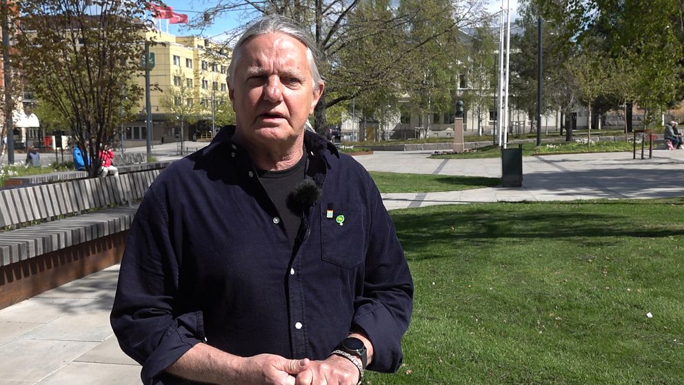 Profilbild på Lothar Bellgardt som står i en park.